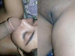 Desi couple holds the camera and records the XXX foreplay before the screwing