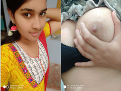 Tamil babe is here to showcase her nice natural boobs like a proper Desi chick